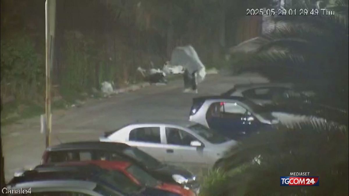 Si traveste da fantasma per gettare i rifiuti in strada