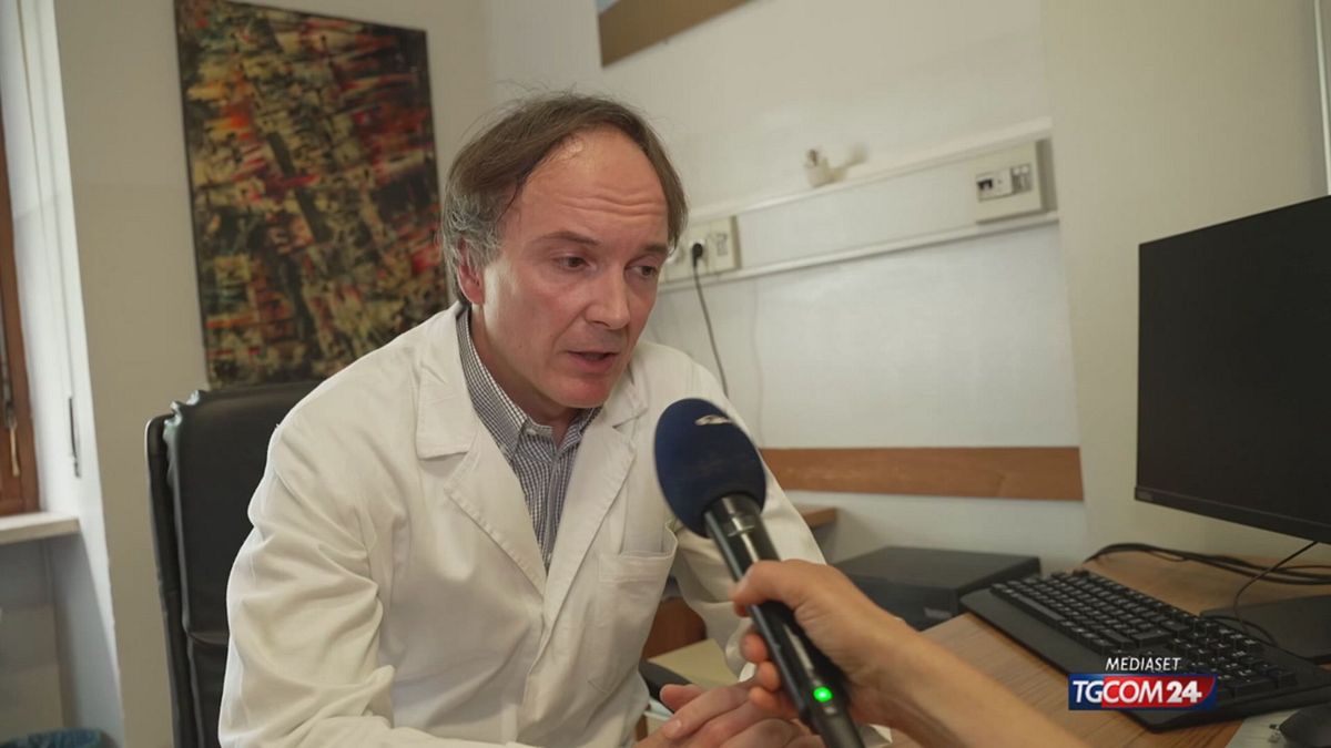 Torino, gli tolgono lo smartphone: 15enne in ospedale per crisi d