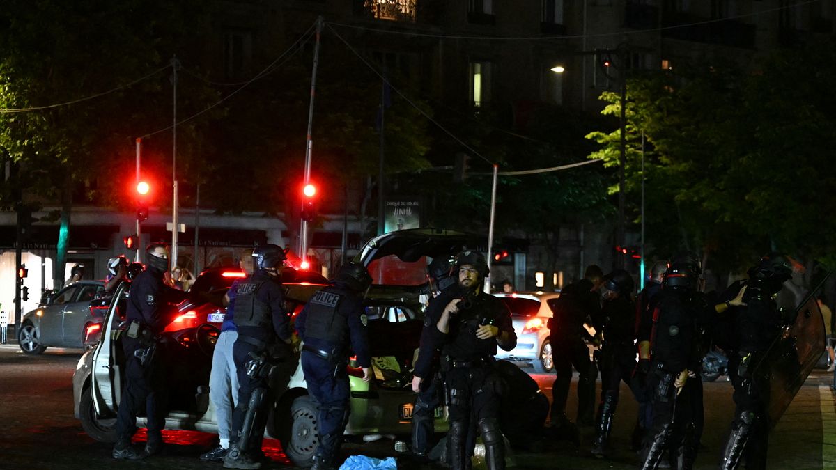 A Parigi scontri e vandalismi dei tifosi durante la festa per la vittoria in Champions, 294 arresti | Auto sulla folla a Grenoble, 4 feriti