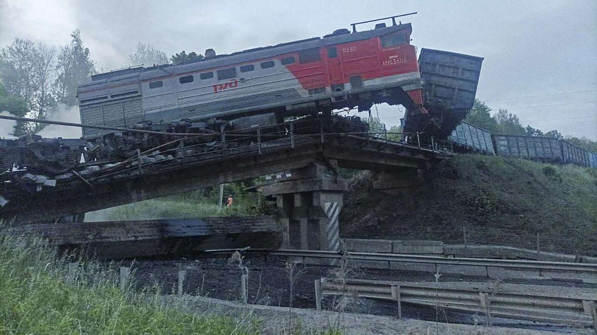 Crollano due ponti nelle regioni di Bryansk e Kursk in Russia, Mosca: "Sono stati fatti saltare"