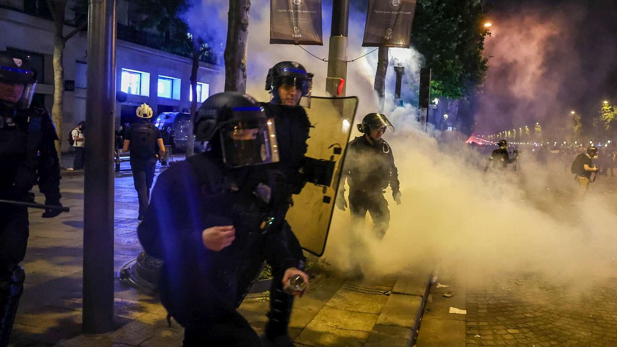 parigi due morti e 559 arresti il bilancio degli scontri per la festa champions