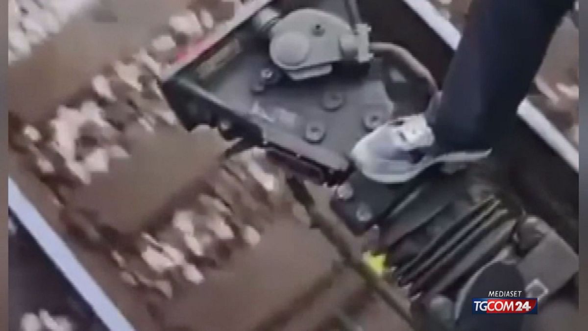 Train surfing nella metro di Milano: adolescenti si aggrappano ai vagoni in corsa