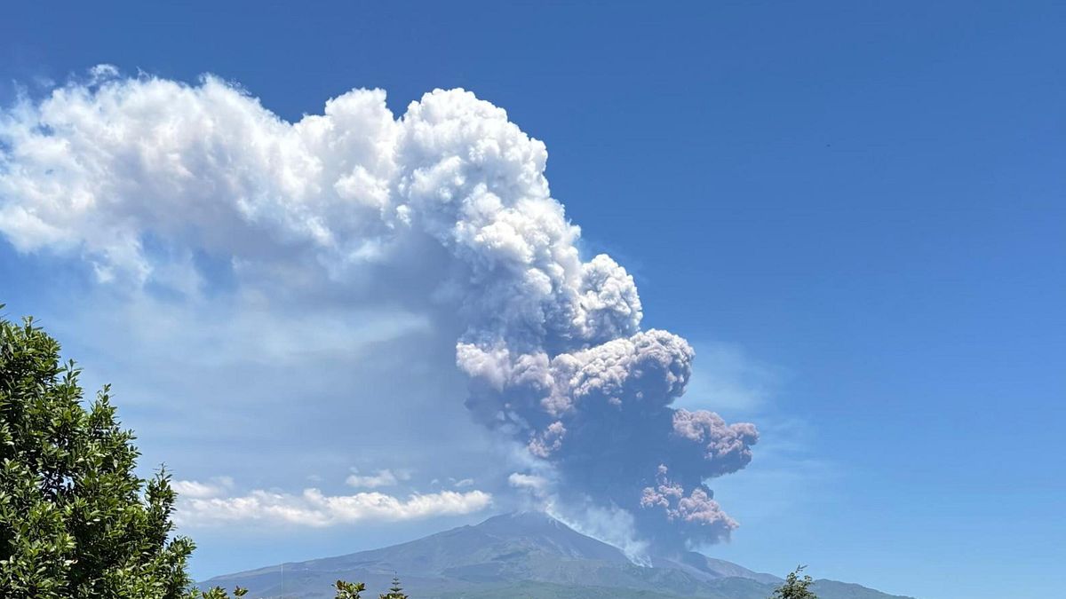 Etna, crolla parte del cratere: nube alta diversi chilometri | Ingv: eruzione conclusa