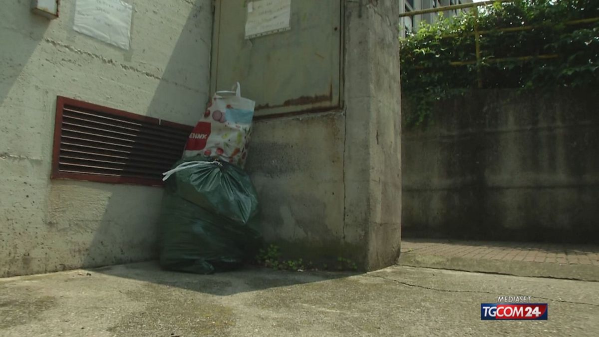 Brescia, telecamere per incastrare chi getta spazzatura dai balconi