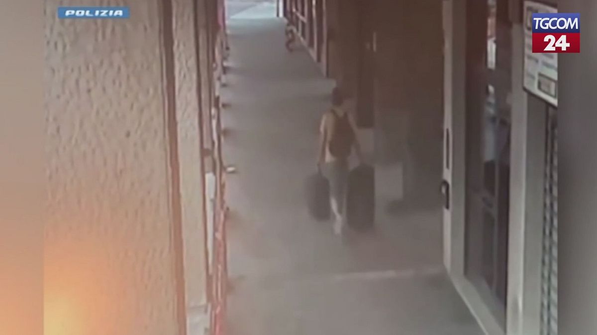 Duplice omicidio a Bologna, il video del presunto killer che lascia l