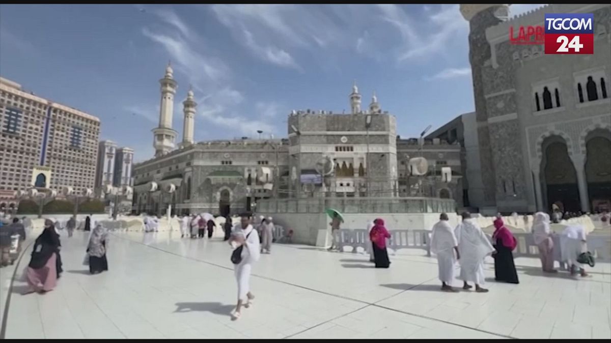Pellegrini musulmani affollano la Grande Moschea della Mecca alla vigilia dell