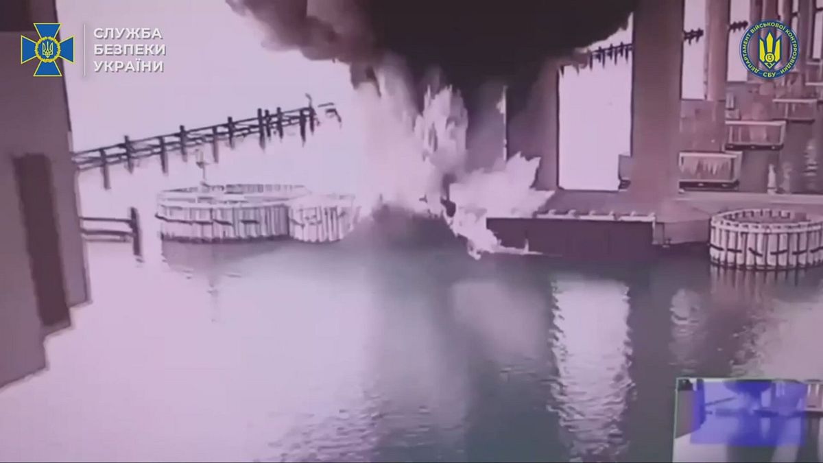 Kiev annuncia di aver colpito il Ponte di Crimea: il momento dell