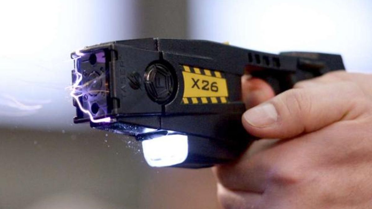 Pescara, colpito con il taser: giovane ha un malore e muore
