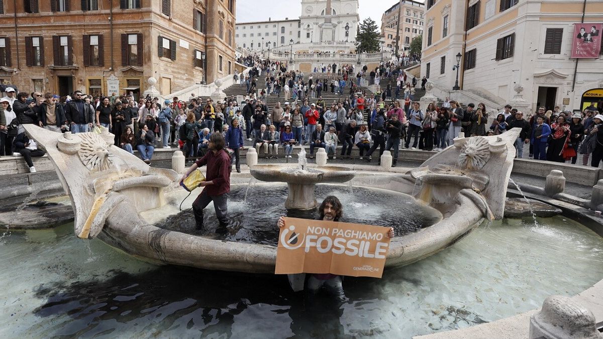 Roma, assolti gli attivisti che colorarono di nero l