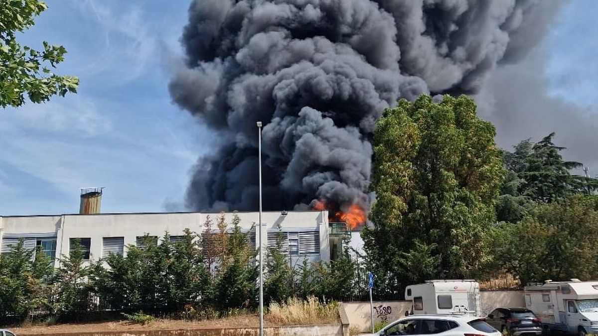 viterbo maxi incendio all università della tuscia erano in corso lavori di ristrutturazione sul tetto disperso un operaio