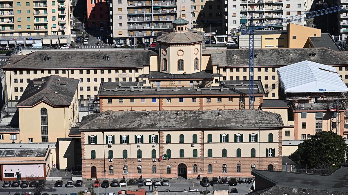 Genova, rivolta nel carcere di Marassi: due agenti feriti portati in ospedale