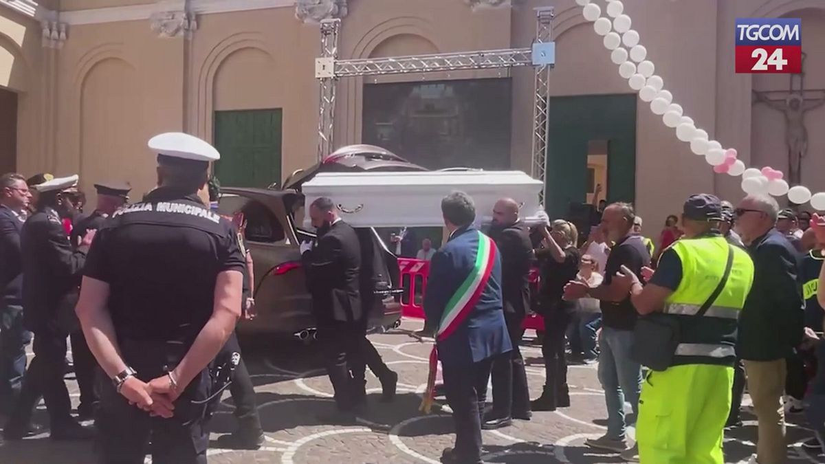 I funerali di Martina Carbonaro: il feretro accolto dalla folla che grida "Giustizia"