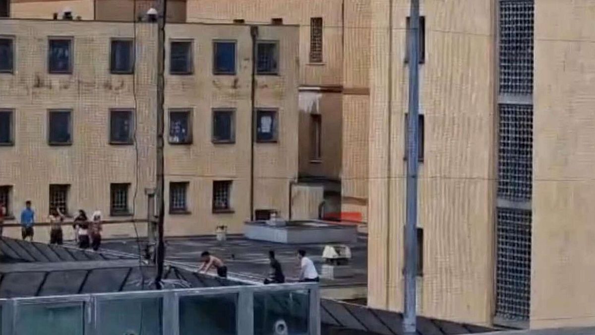 Genova, terminata la rivolta nel carcere di Marassi: detenuti saliti sui tetti, agenti feriti e celle devastate