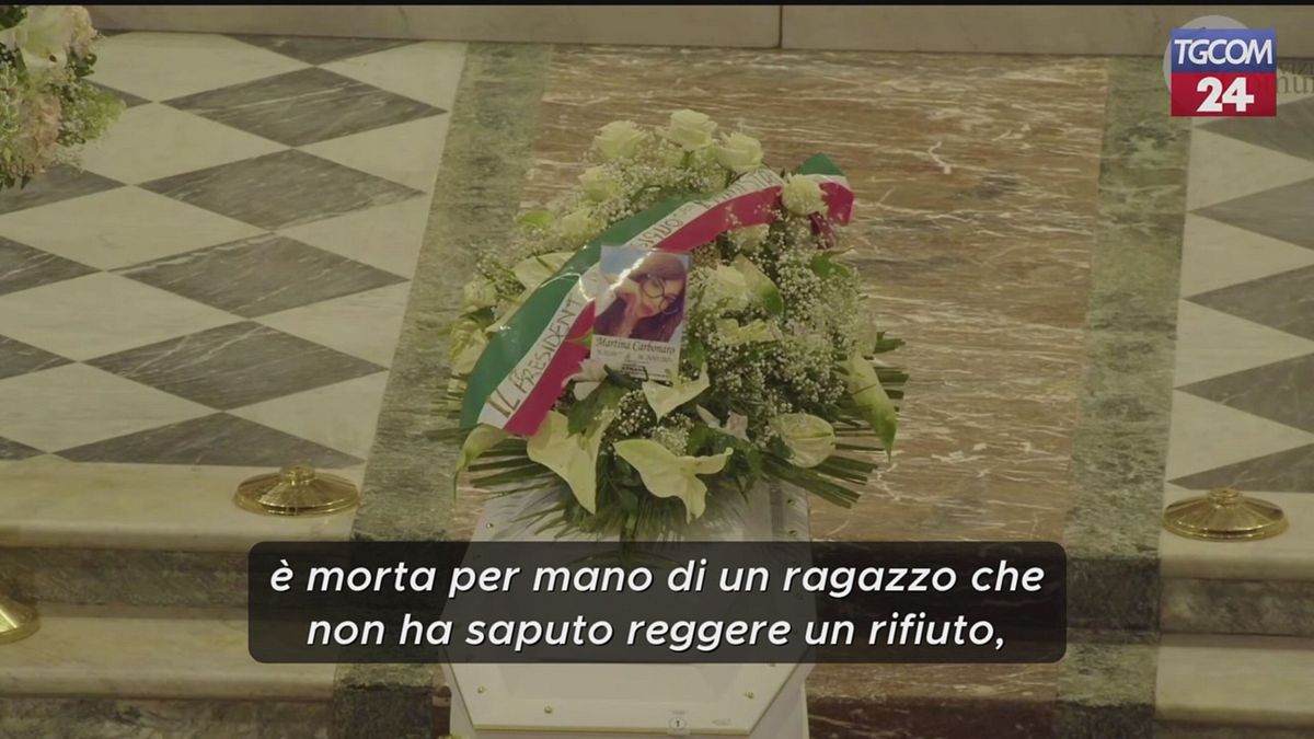 i funerali di martina carbonaro l arcivescovo di napoli morta per un idea malata dell amore 