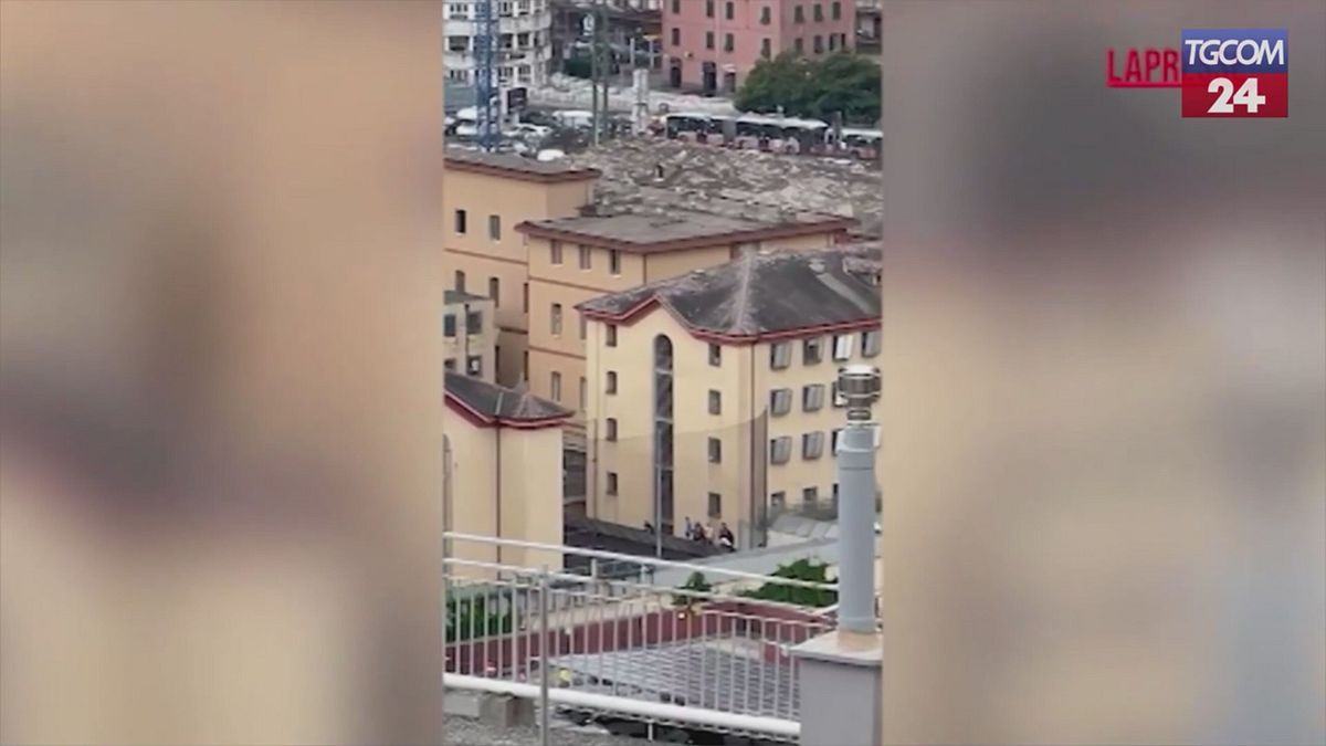 Rivolta nel carcere di Marassi a Genova: i detenuti sul tetto