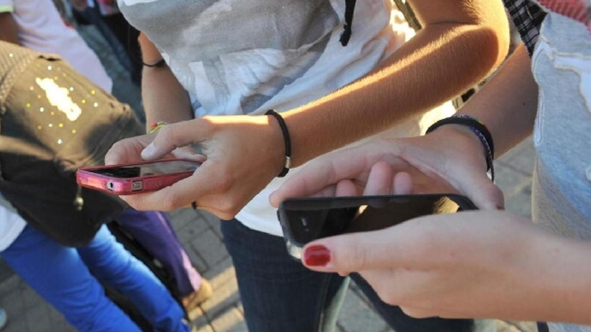 scuola valditara stop ai cellulari alle superiori dal prossimo anno