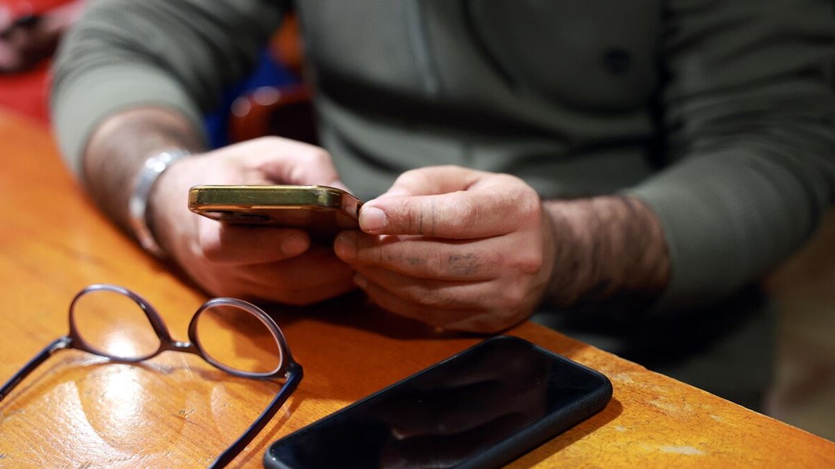 whatsapp spiare i messaggi è reato per la cassazione si rischiano fino a 10 anni