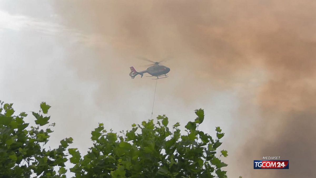 Incendio sulla collina di Monte Mario a Roma, evacuta la tendopoli