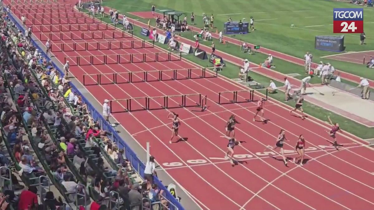 usa inciampa e cade nella finale dei 100 metri ostacoli ma vince