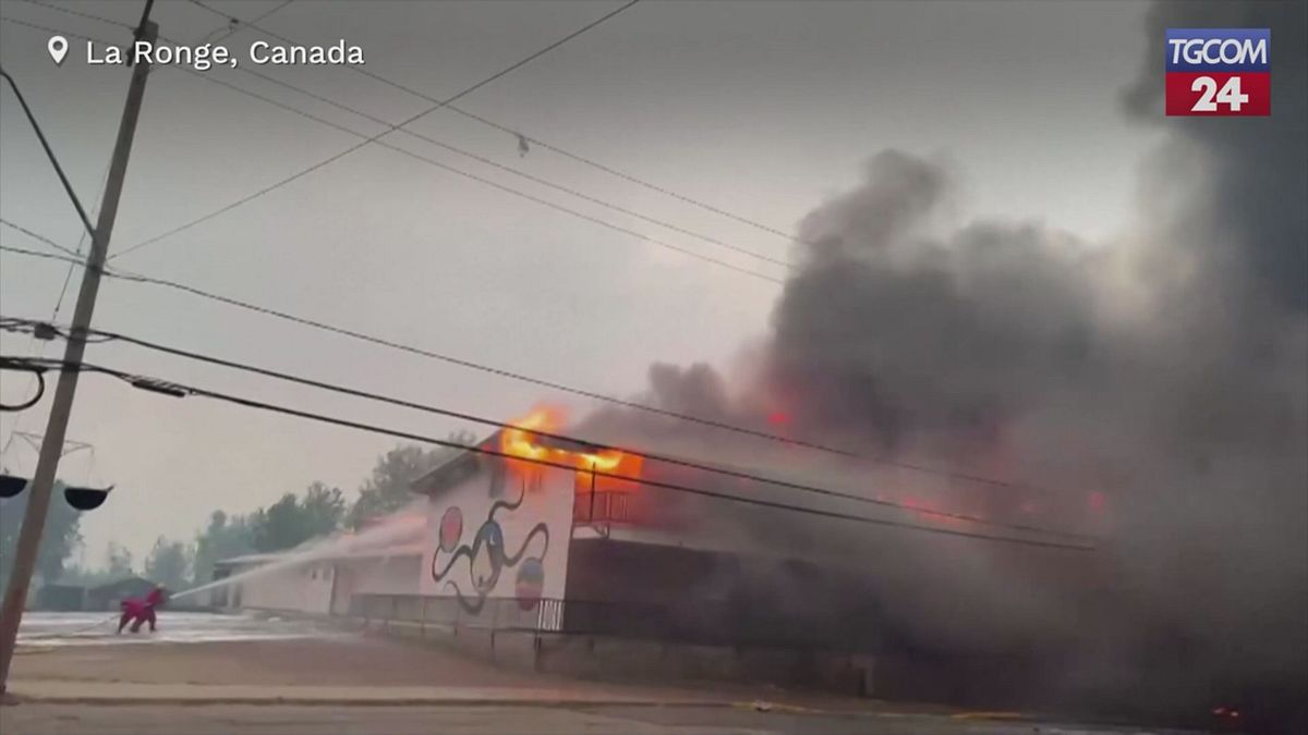 canada vasti incendi nel saskatchewan vigili del fuoco in azione