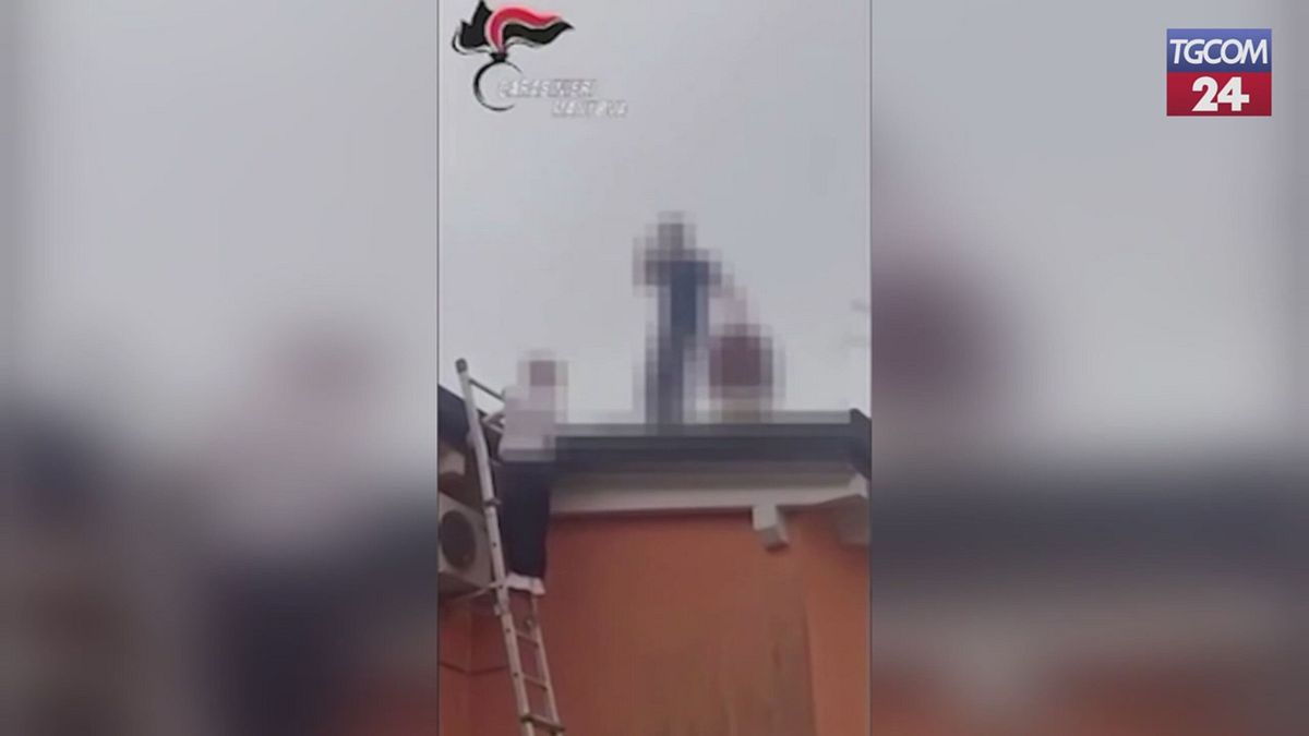 Mantova, donna incinta e il compagno salgono sul tetto e minacciano suicidio: salvati