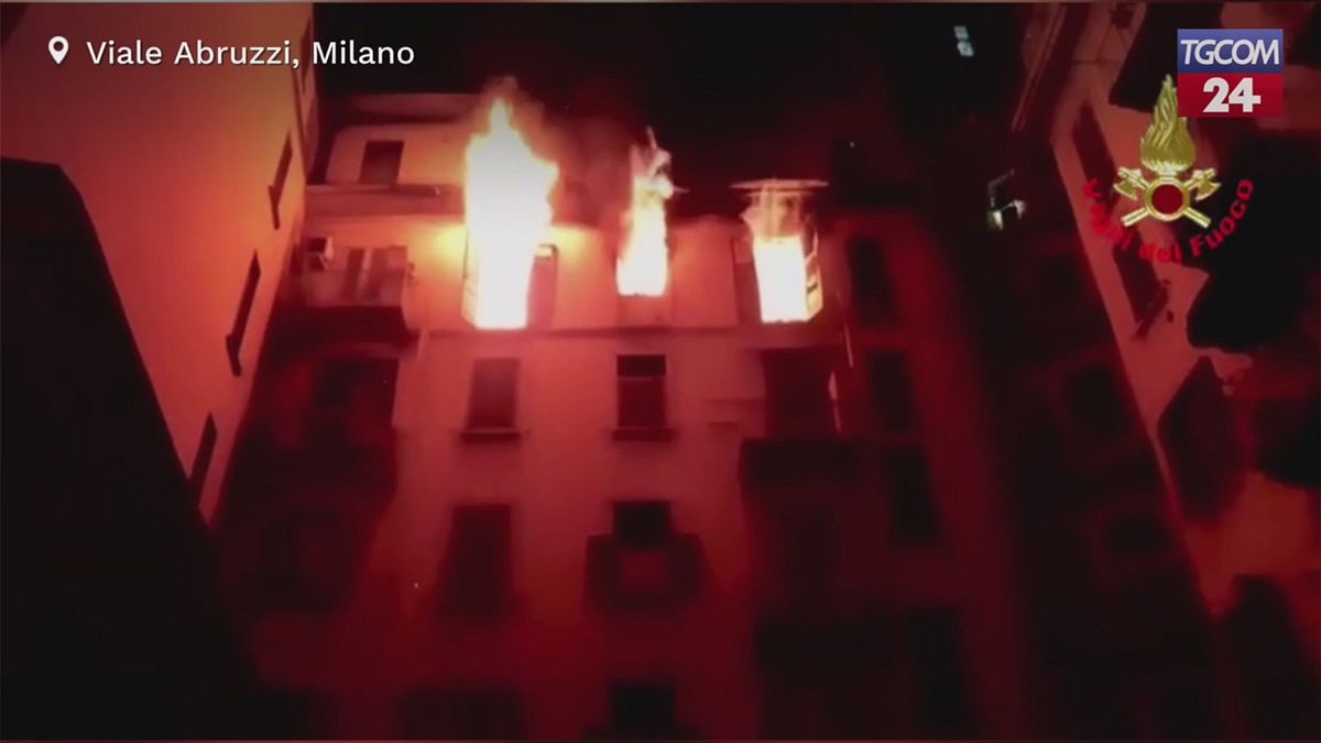 Incendio Milano, le immagini dell
