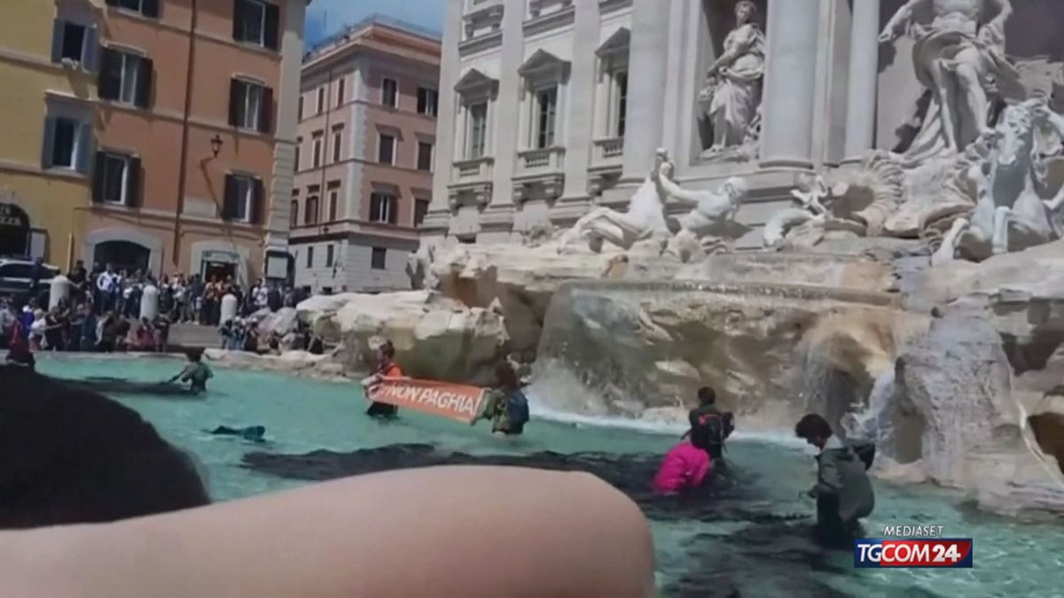 Gettarono carbone vegetale nella Fontana di Trevi, attivisti assolti