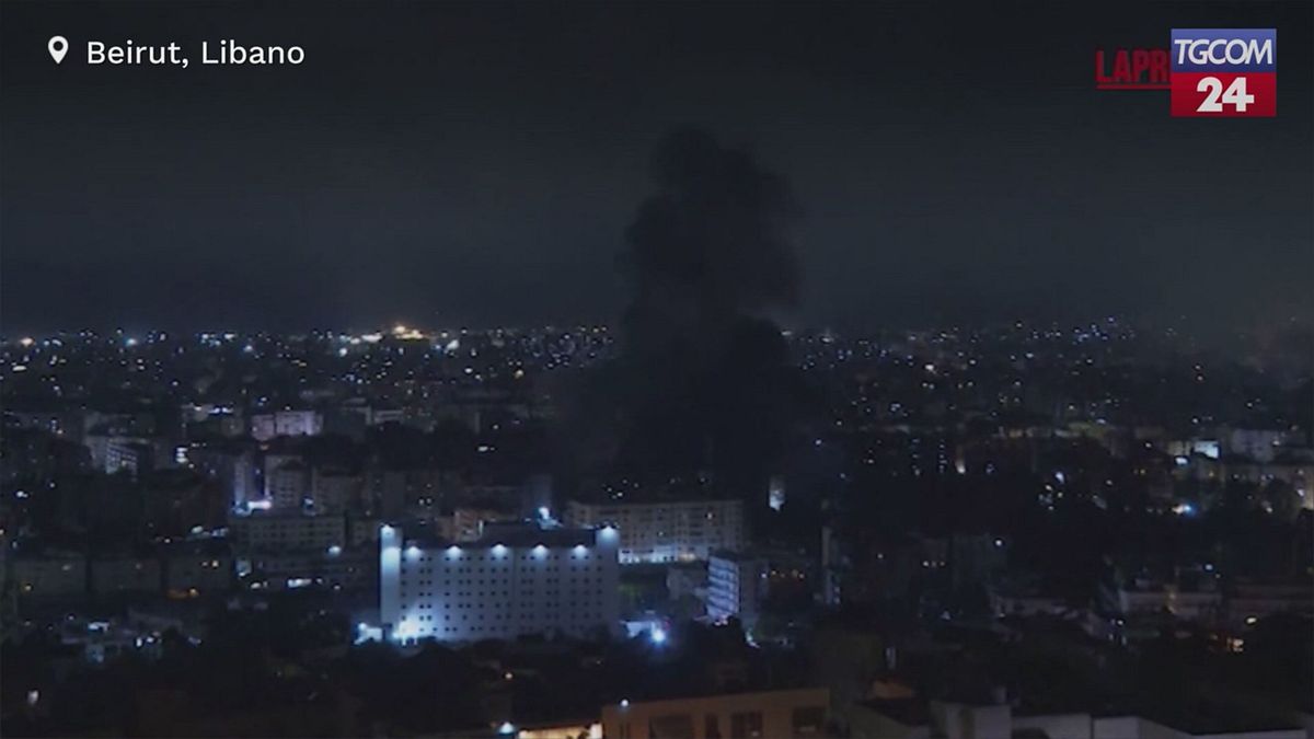Libano, attacco di Israele su Beirut: le immagini dei bombardamenti sulla città