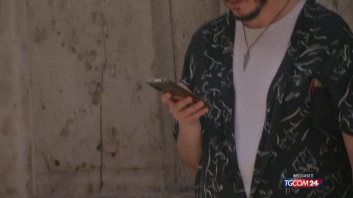 Cellulari vietati a scuola, arrivano le prime defezioni