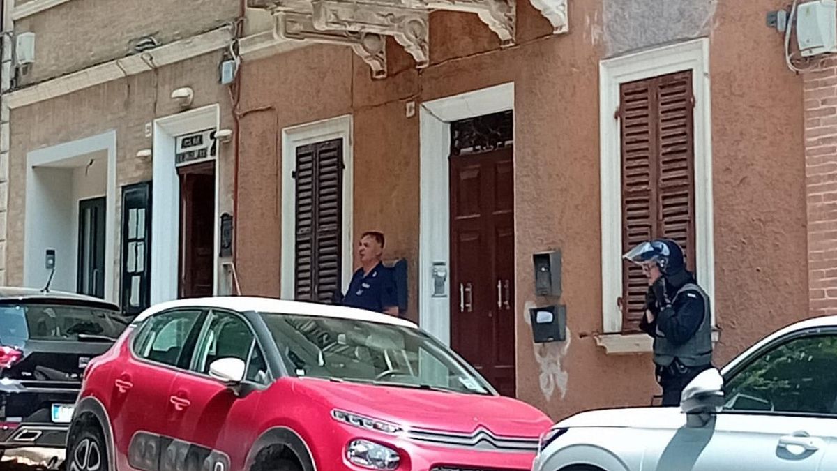 Jesi, 79enne si barrica in ufficio minacciando di darsi fuoco: feriti un carabiniere e l’uomo | Poi accetta di uscire
