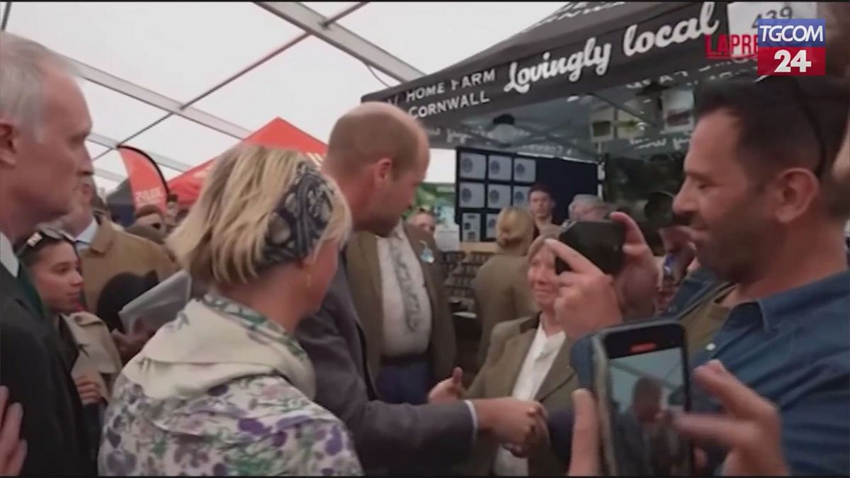 Il principe William sorseggia gin con la Duchessa di Edimburgo