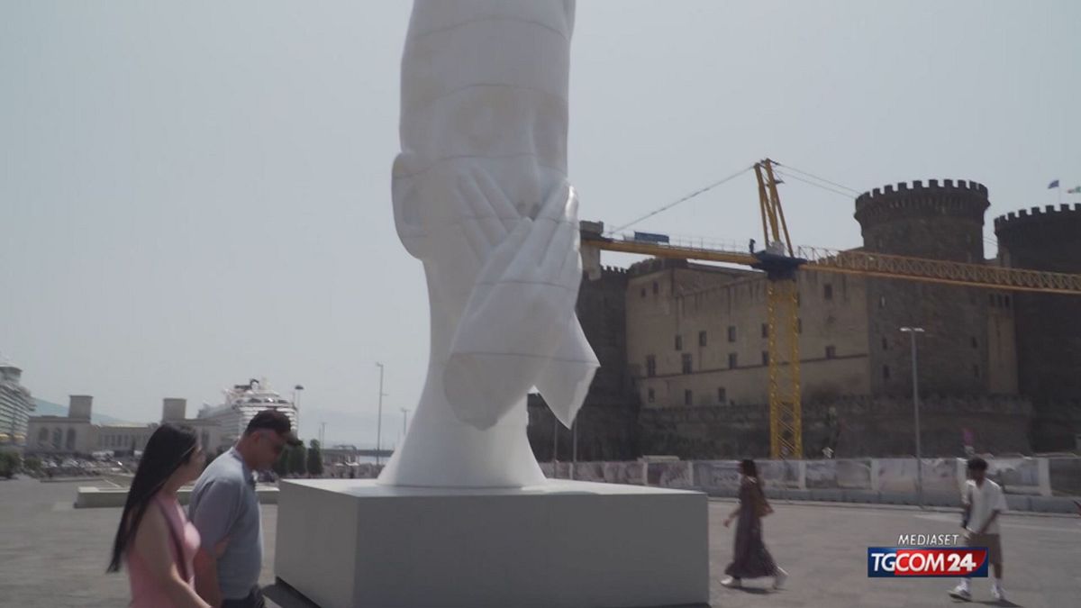 Napoli, la nuova statua in piazza Municipio fa discutere