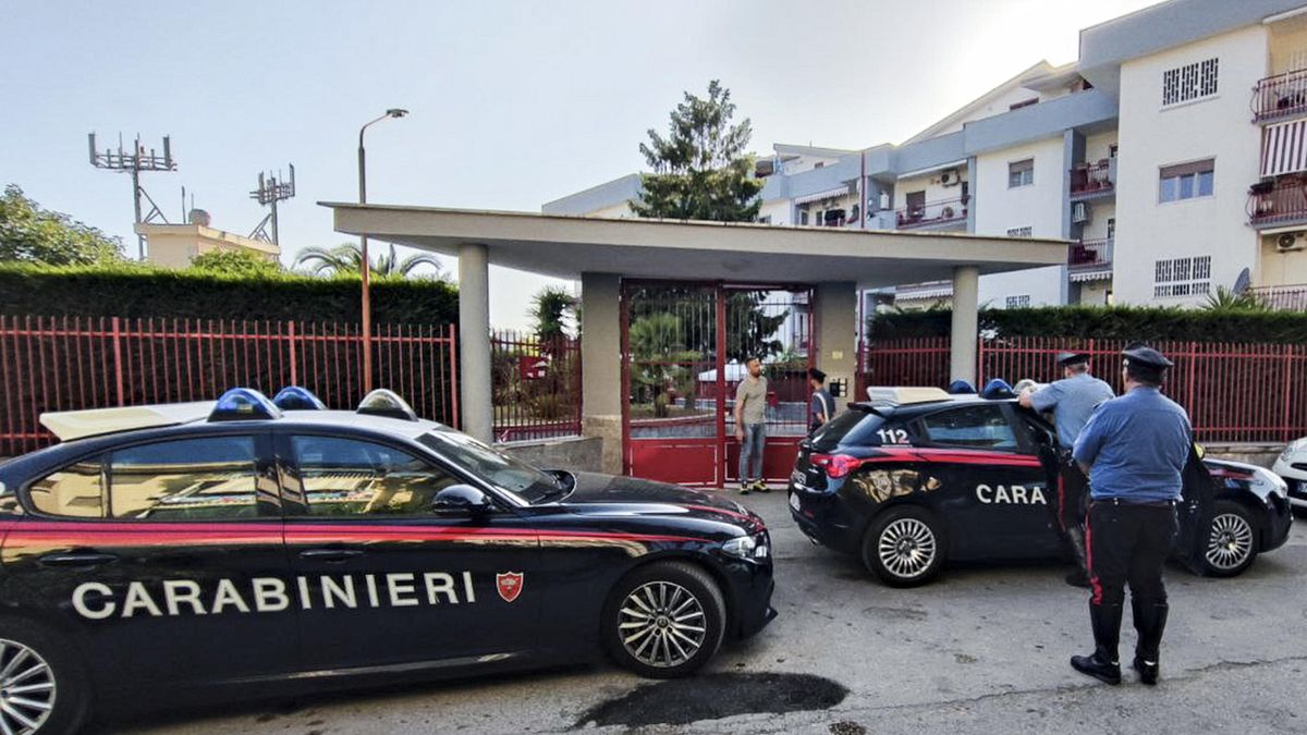 Napoli, 71enne sparito trovato morto in casa dei figli: arrestati due fratelli | Addormentato col sonnifero, poi soffocato con un cuscino