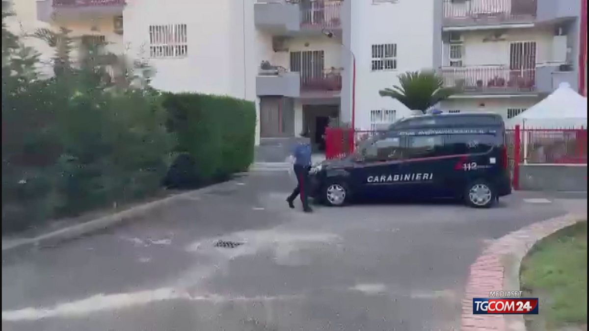 Napoli, 71enne ucciso e nascosto in una cassapanca: arrestati i figli
