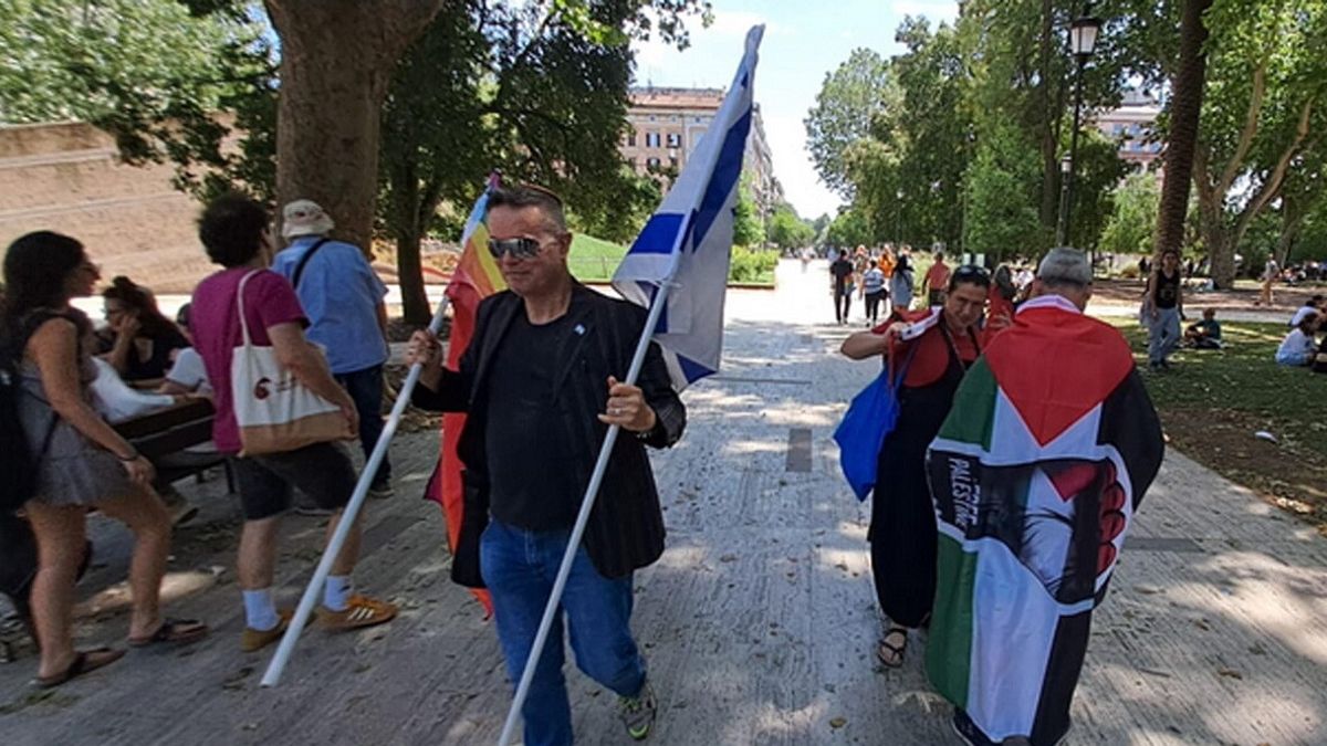Gaza, Klaus Davi in piazza a Roma con la bandiera di Israele: "Alla fine me l