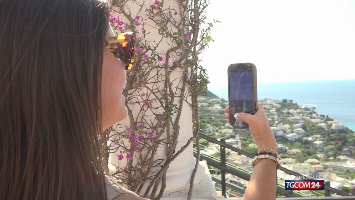 Turismo mordi e fuggi, Capri troppo affollata