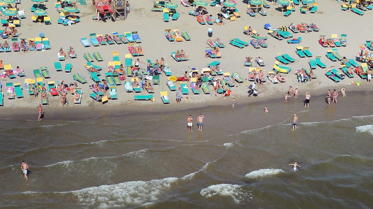 Marina di Varcaturo (Napoli), accoltellato in spiaggia dopo una lite: morto 18enne | Fermato un coetaneo, i due si conoscevano
