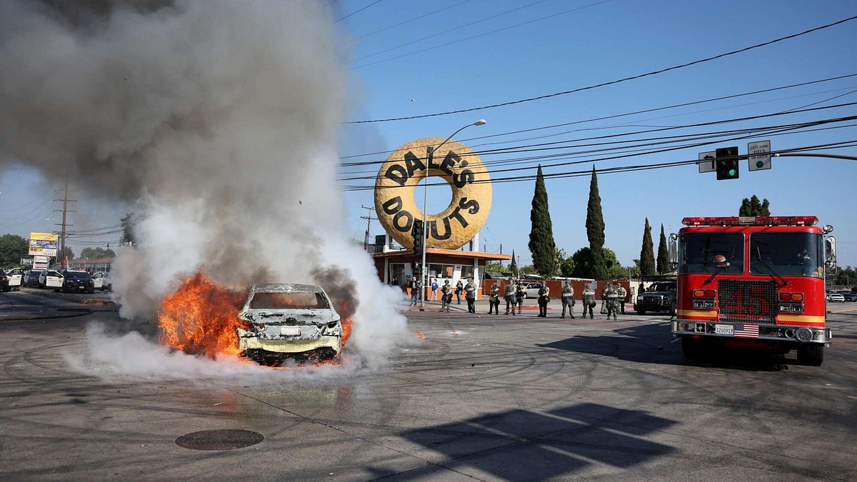 proteste los angeles trump non permetterò le maschere nelle manifestazioni in california 
