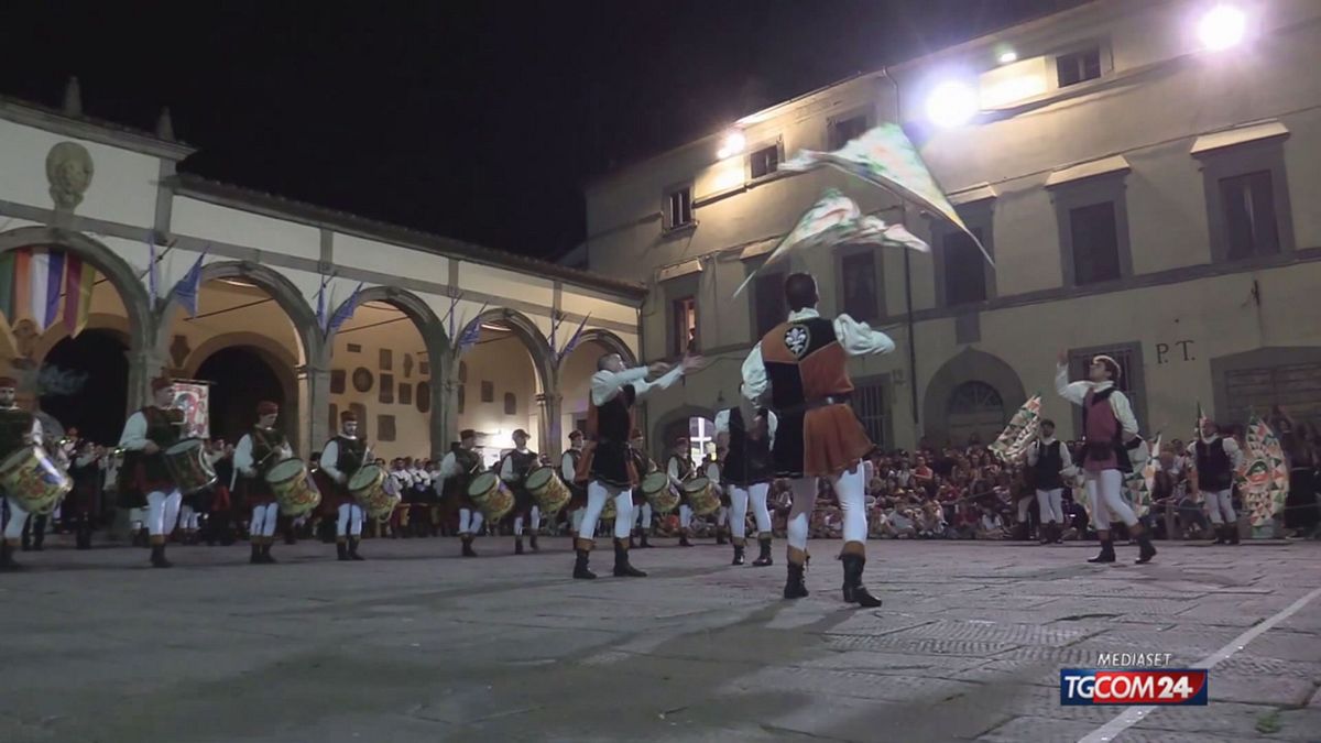 Gara tra musici e sbandieratori dei rioni di Castiglion Fiorentino
