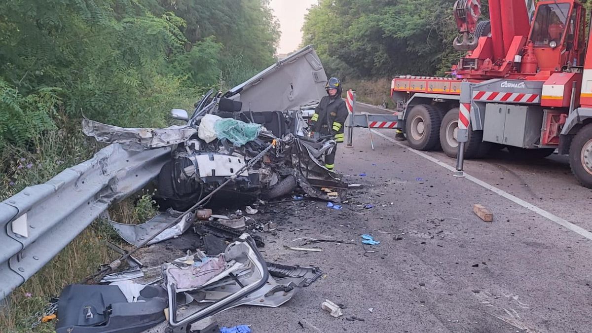 Scontro frontale su un rettilineo a Chieti: coinvolte tre auto, quattro morti