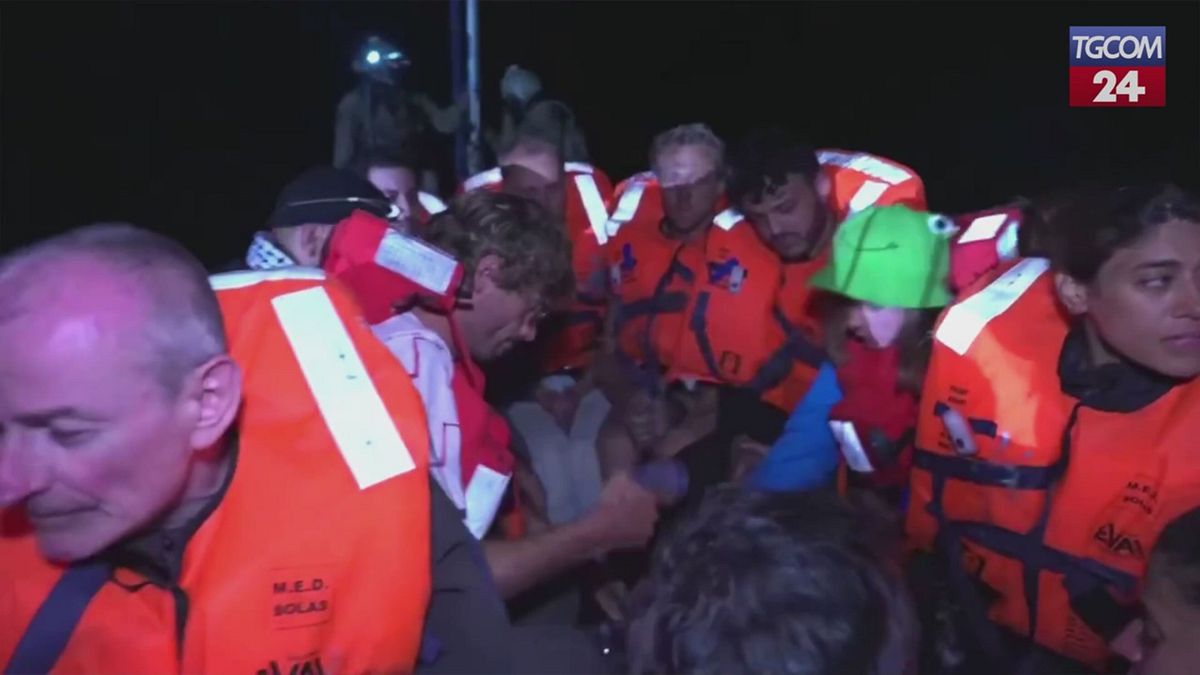 gaza l idf distribuisce viveri all equipaggio della freedom flotilia