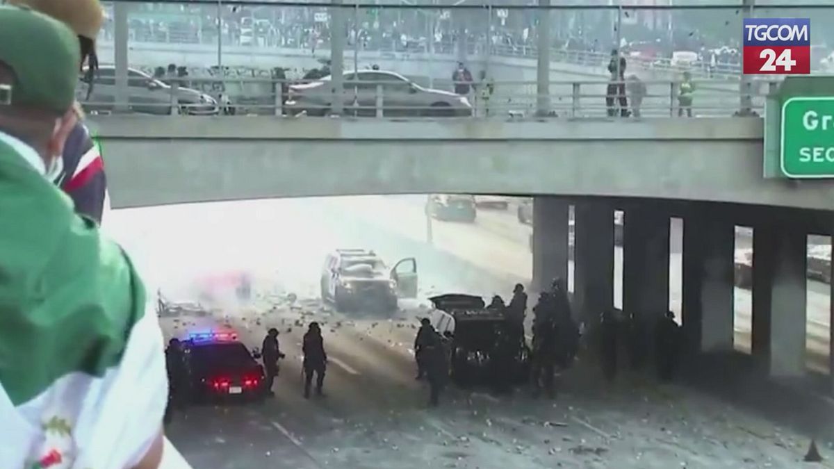 Proteste a Los Angeles, agenti assaltati da manifestanti con lancio di pietre