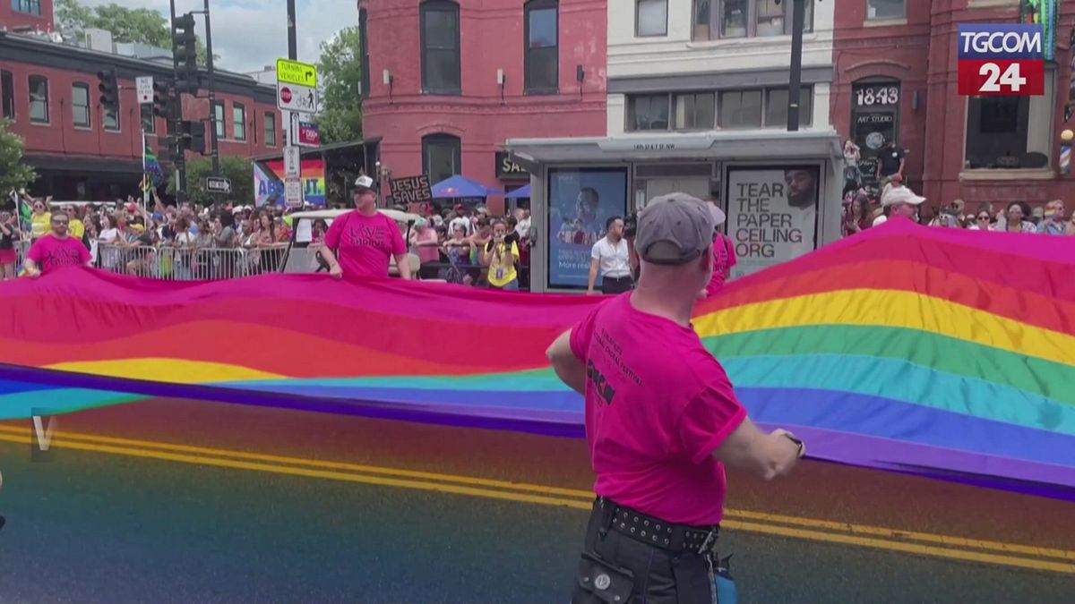 Washington festeggia il WorldPride, strade invase dalle bandiere arcobaleno