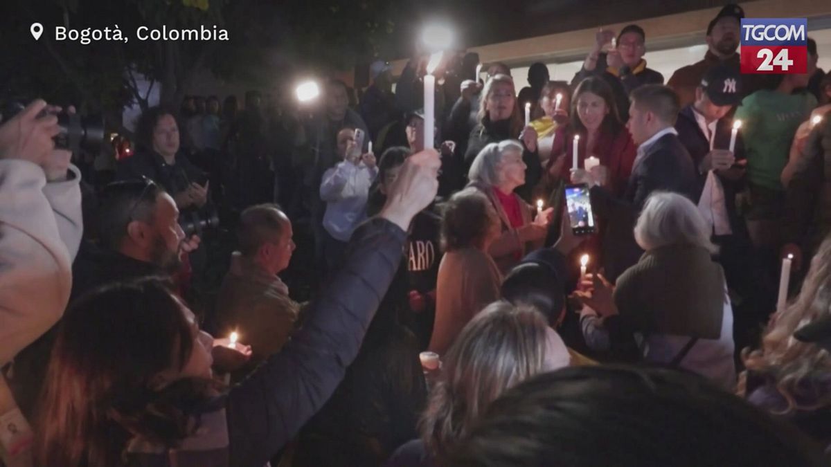 Colombia, senatore Uribe grave in ospedale: i sostenitori e la famiglia organizzano una veglia