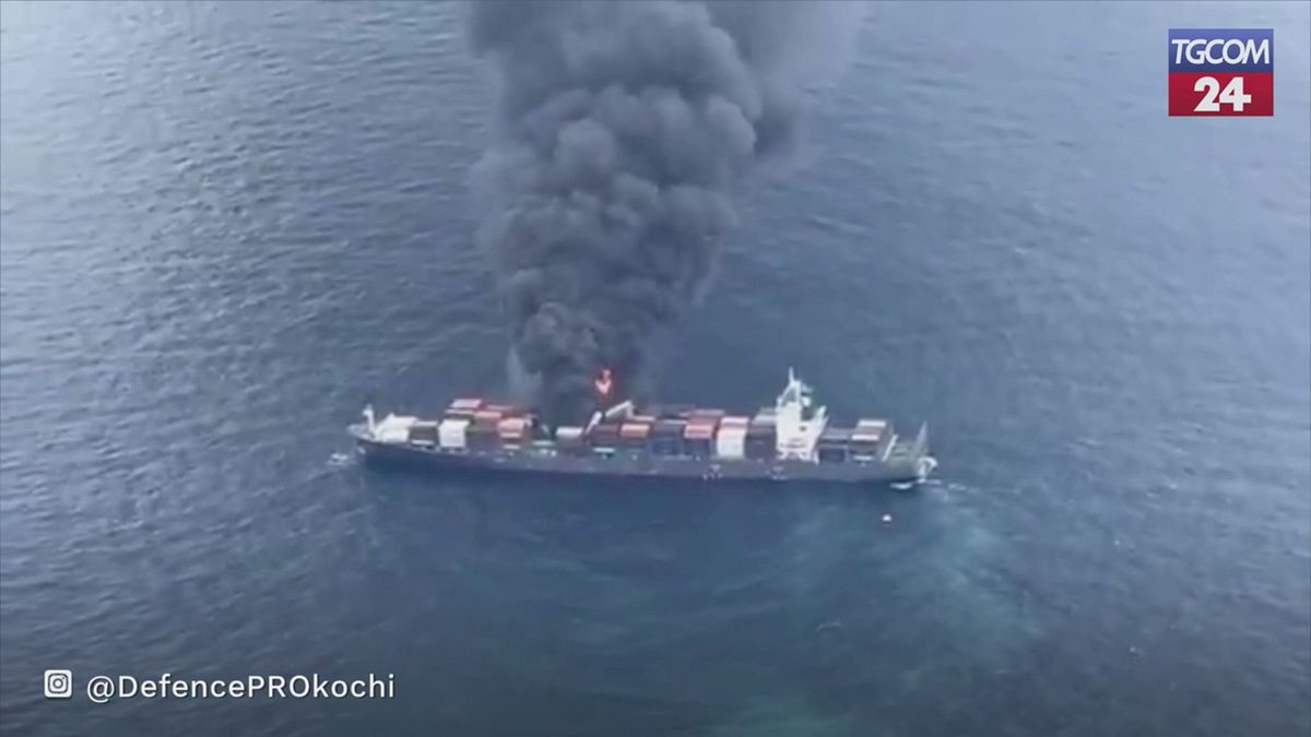 india esplosione e incendio su una nave al largo del kerala imponente la colonna di fumo