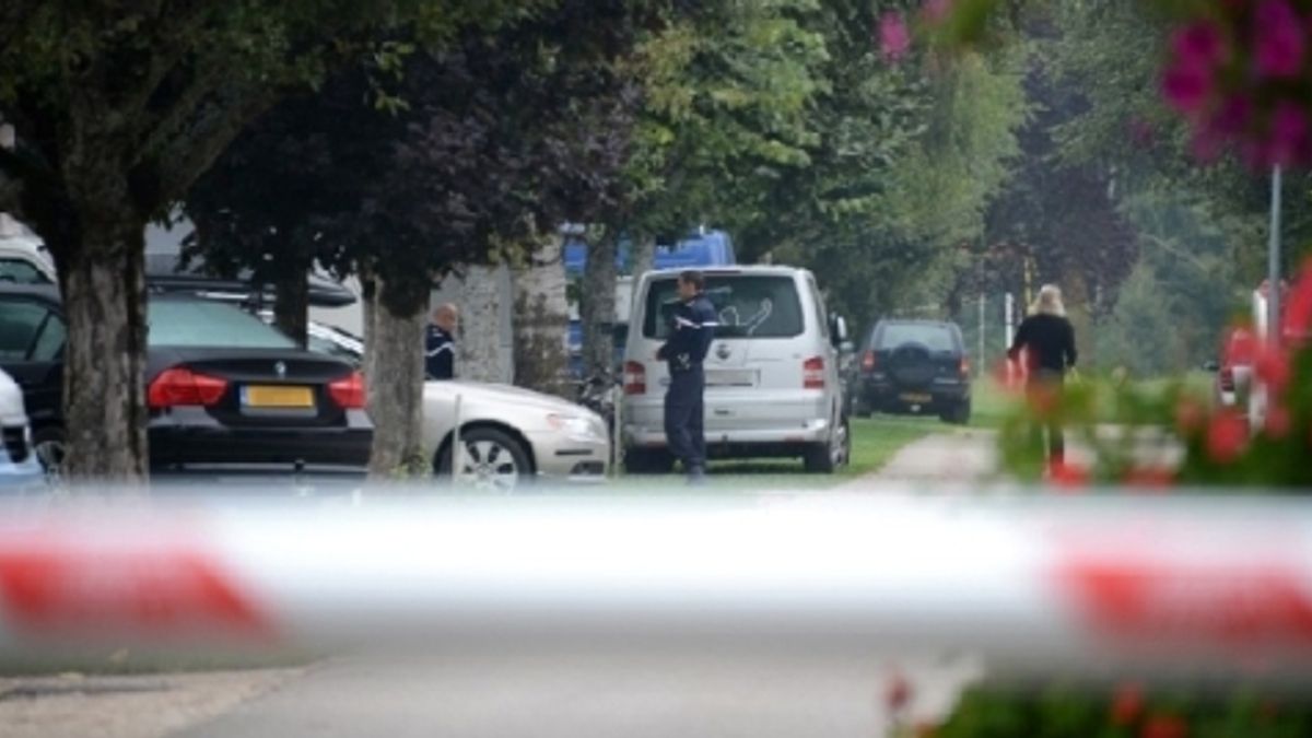 francia studente accoltella e uccide un operatrice scolastica fermato macron sar224 vietato ai 15enni comprare coltelli online