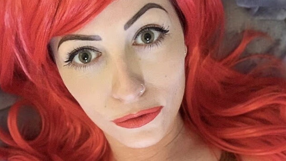Kristy Buchan radiata per OnlyFans le foto della prof di Fisica