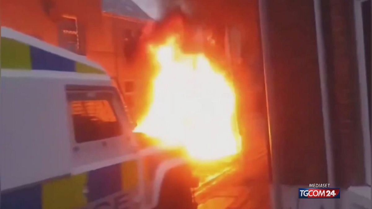 irlanda del nord scontri durante un processo per stupro