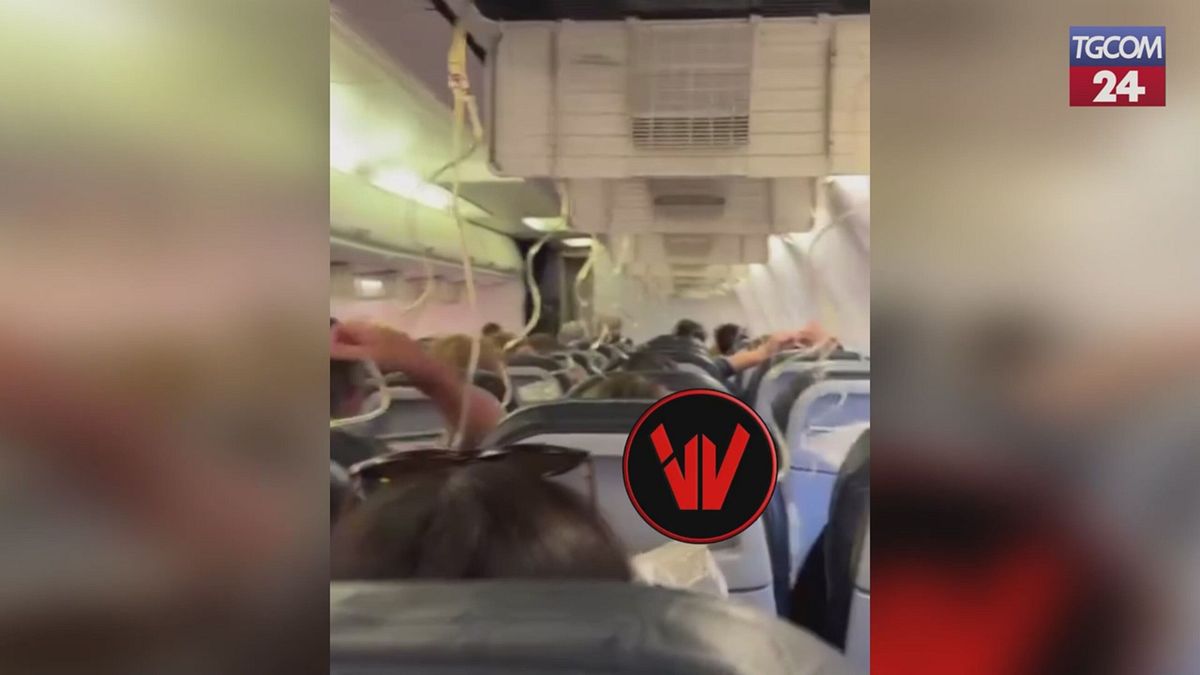 paura sul volo cagliari milano depressurizzazione in cabina scendono le mascherine