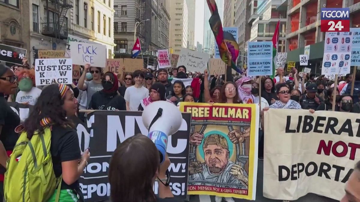 Protesta contro le politiche anti-immigrazione, in centinaia marciano a New York